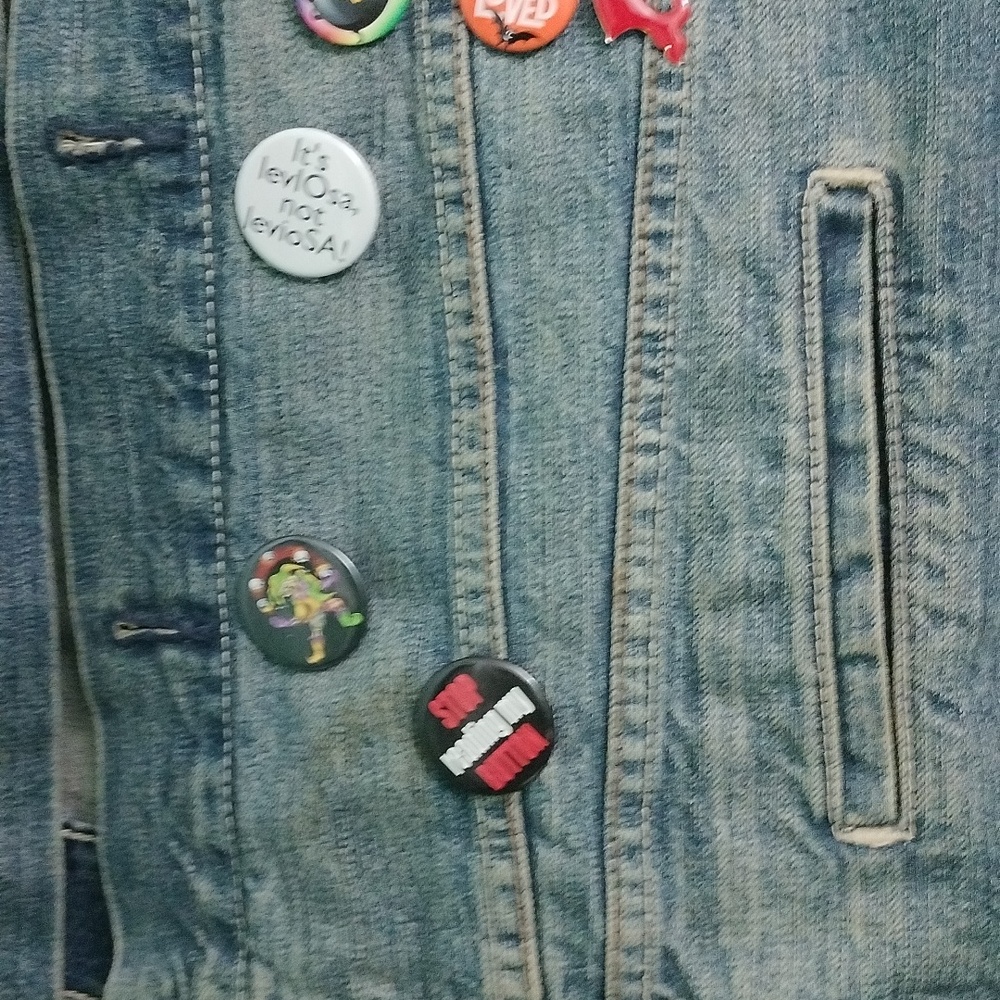 Levis Denim Vest with Assorted Pins - Picture 4 of 9